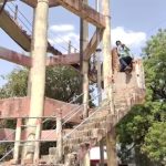 Jhansi: पानी की टंकी पर चढ़ा पीड़ित, अपनी ज़मीन वापस दिलाने की मांग पर अड़ा