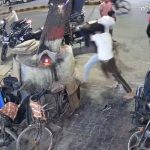 Jhansi-सरेबाज़ार दबंगई: रोडरेज में दो गुटों में मारपीट, वीडियो हुआ वायरल