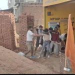 Jalaun: दो पक्षों में लाठी-डंडों से मारपीट, वीडियो वायरल