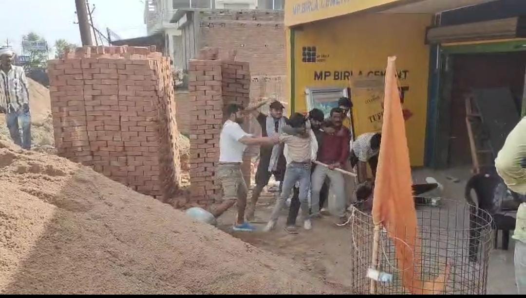 Jalaun: दो पक्षों में लाठी-डंडों से मारपीट, वीडियो वायरल