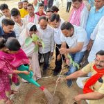 Banda: डीएम व न.पा. चेयरमैन ने पौधे लगाकर वृक्षारोपण कार्यक्रम का किया आगाज