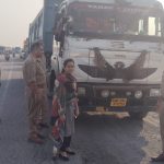 Jalaun: एसडीएम ने चलाया चैकिंग अभियान, गिट्टी से लोड 2 ट्रक पकड़े गए