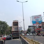 Prayagraj: नैनी मेवालाल बगिया के पास डंपर ने बिजली के तार पर मारी टककर, बिजली बाधित