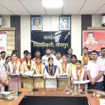 Sitapur: मेधावी विद्यार्थियों को मिले टैबलेट, राज्यमंत्री तथा जिलाधिकारी ने छात्रों को किया सम्मानित