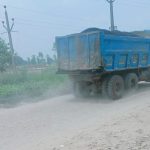 Maharajganj: सड़क पर उड़ रही धूल से राहगीर परेशान, जिम्मेदारों बनें मुकदर्शक