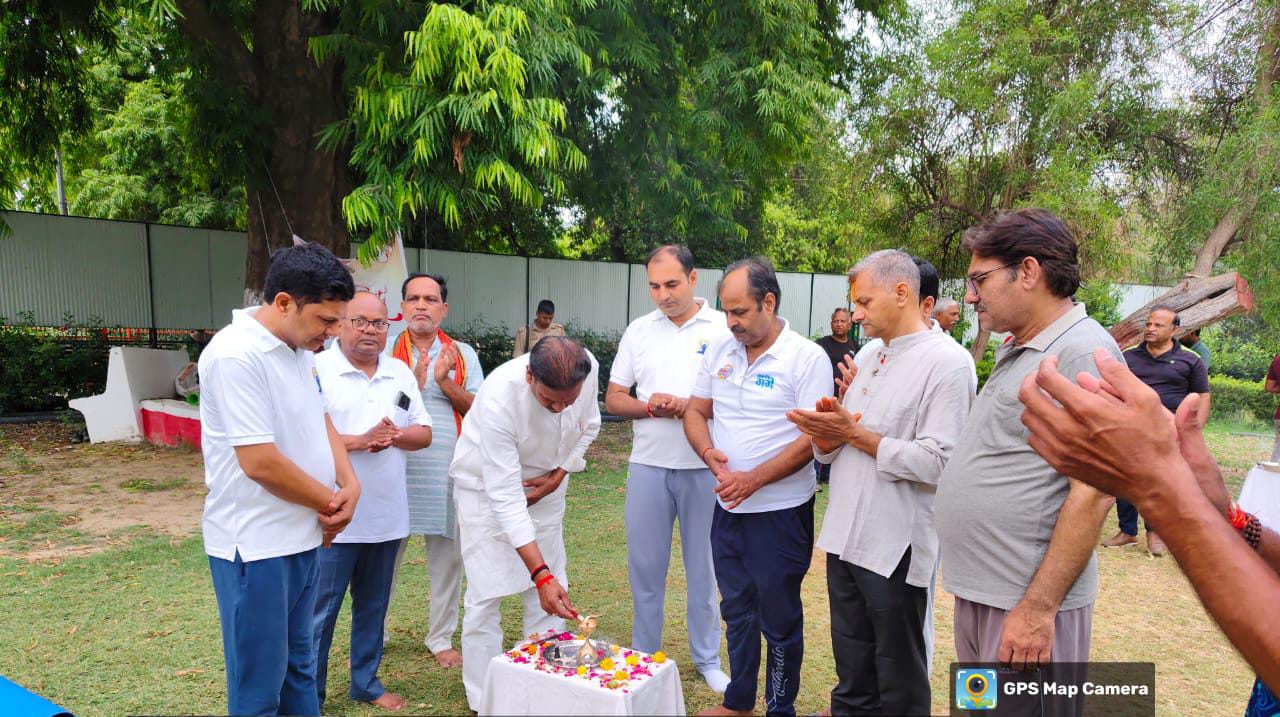 Prayagraj: महापौर द्वारा दीप प्रज्वलन कर किया गया योग सप्ताह का शुभारंभ