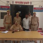 Jalaun: पुलिस को बड़ी सफलता, जिलाबदर अपराधी अवैध तमंचे संग गिरफ्तार