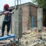 Maharajganj: निर्माण कार्य में भ्रष्टाचार का आरोप, निर्माणाधीन पिलर तोड़ना जारी