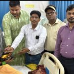 Bahraich: कांग्रेसियों ने मेडिकल कॉलेज में मरीजों को फल देकर मनाया राहुल गांधी का जन्म दिवस