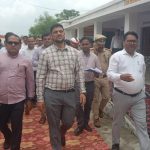 Maharajganj: दरहटा गांव में चौपाल लगाकर नोडल अधिकारी अनुज कुमार झा ने की व्यापक समीक्षा