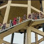 Jhansi: पानी की टंकी पर चढ़ी महिलाएं, पेयजल संकट को लेकर आक्रोश