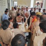Prayagraj: अधिवक्ताओ ने जन सुनवाई सभागार में फरियादियों को अंदर जाने से रोका तो एसडीएम ने बाहर बैठकर की संपूर्ण समाधान दिवस की सुनवाई