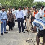 Jalaun: मानक विहीन सड़क निर्माण पर डीएम सख्त, भुगतान पर रोक-जेई पर गिरी गाज, ठेकेदार को ब्लैक लिस्ट के निर्देश