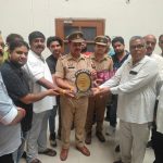 Meerut: ज्वेलर्स के साथ हुई ठगी का खुलासा होने पर थाना अध्यक्ष का किया सम्मान