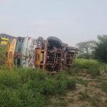 Kannauj: सरसों का तेल लादकर जा रहा ट्रक पलटा, चालक गंभीर