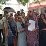 Jalaun: अधेड़ की मौत मामले में नहीं हुई कार्यवाही, डीएम-एसपी कार्यालय का घेराव