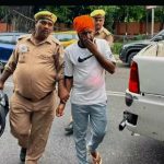 Lucknow: सीएम आवास के पास महिला ने पेट्रोल छिड़कर की जान देने की कोशिश, बोली पुलिस सुनवाई नहीं करती ना आरोपियों को पकड़ती