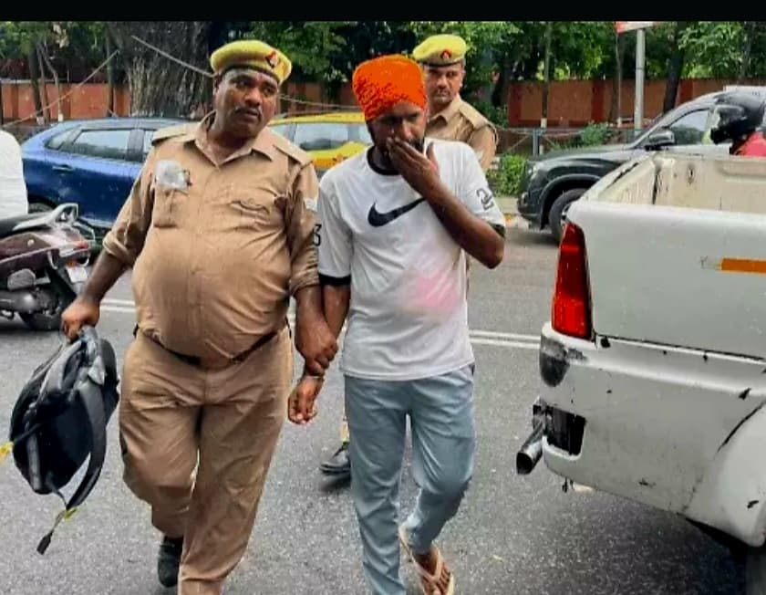 Lucknow: सीएम आवास के पास महिला ने पेट्रोल छिड़कर की जान देने की कोशिश, बोली पुलिस सुनवाई नहीं करती ना आरोपियों को पकड़ती