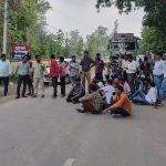 Basti: अपहरण की धारा बढ़ाने को लेकर सड़क पर बैठे बैंककर्मी