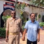Jhansi: उप शिक्षा निदेशक कार्यालय का बाबू रिश्वत लेते रंगे हाथ गिरफ्तार, 7 हजार की रिश्वत लेते रंगे हाथ पड़ा