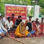 Jalaun: लव जिहाद को लेकर अनशन पर बैठे पीड़िता के परिजन, चौकी इंचार्ज को देख चढ़ा पारा, लगाए मुर्दाबाद के नारे