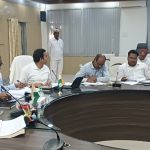 Maharajganj: जिलाधिकारी ने की राजस्व, कर–करेत्तर व विकास कार्यों की समीक्षा