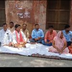 Kasganj: सभासदों ने नगर पालिका में किया धरना प्रदर्शन, बोर्ड बैठक का उपस्थित रजिस्टर न मिलने के विरोध में कर रहे प्रदर्शन