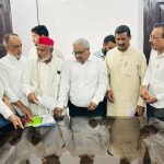 Meerut: मोहर्रम के दृष्टिगत सपाइयों ने अपर नगरयुक्त को ज्ञापन सौंपा
