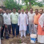 Mirzapur: पीएम के मन की बात के अनुपालन मे भाजपा नेता मनोज जायसवाल ने किया वृक्षारोपण