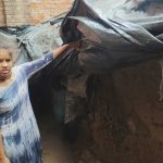 Jalaun: भरभरा कर अचानक गिरी कच्ची दीवार, मलबे में दबकर घायल हुई महिला