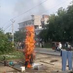 Gursahaiganj: चलती बाइक में स्पार्किंग से लगी आग, चालक ने कूद कर बचाई जान