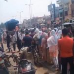 Prayagraj: पारा 42 के पार‌, धूप के बीच आधार कार्ड बनवाने के लिए लोग लंबी लाइन लगाने को मजबूर