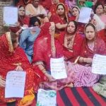 Vrindavan: महिलाओं ने खून से लिखा मुख्यमंत्री और प्रधानमंत्री को पत्र, प्रस्तावित कॉरिडोर न बनाने की रखी मांग