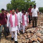 Ghazipur: बिराइच इनरवा गांव में चला बुलडोजर, सौ से अधिक घर जमींदोज, सपा विधायक डॉ वीरेंद्र यादव ने खोला मोर्चा