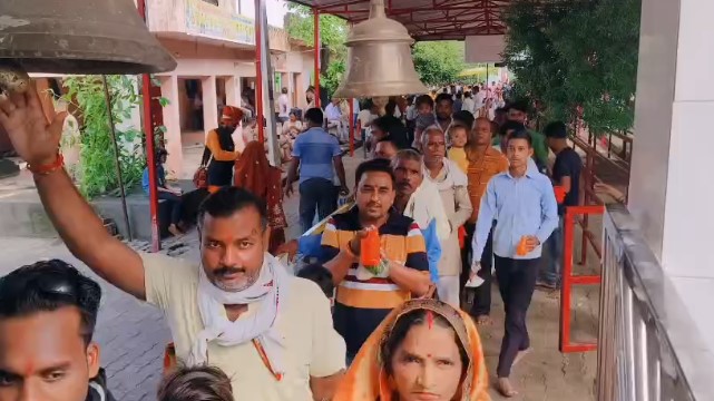 Hardoi: शिवालयों में उमड़ी भक्तों की भीड़, पाण्डव कालीन शिव मंदिर बिवियापुर में सुबह से लगी लंबी-लंबी कतारें, किया जलाभिषेक