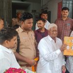 Prayagraj: सेवानिवृत्त उपनिरीक्षक वीरेंद्र सिंह को शंकरगढ़वासियों ने दी आत्मीय विदाई