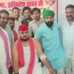 Jalaun: पूर्व मुख्यमंत्री के जन्मदिन पर सपाइयों ने किया रक्तदान, सिद्धार्थ यादव के नेतृत्व में हुआ आयोजन