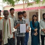 Jalaun: "रिश्वत लेने के बाद भी लेखपाल ने नहीं की चकरोड की पैमाइश", डीएम से शिकायत