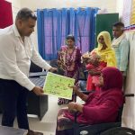 Bahraich: संस्थागत प्रसव कराने वाली महिला को अधीक्षक ने भेंट किया ग्रीन गील्ड व पौधा का उपहार