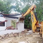 Jaunpur: हाई कोर्ट के आदेश पर जेसीबी से तोड़ा गया नवनिर्मित पुलिस बूथ