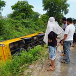 Jhansi: स्कूली बच्चों से भरी बस माइनर में गिरी, 10 बच्चे घायल, 5 झाँसी रेफर