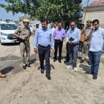 Jalaun: जिलाधिकारी व पुलिस अधीक्षक ने किया मूंग क्रय केंद्र का निरीक्षण, किसानों से किया संवाद