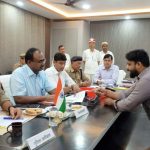 Maharajganj: चौक के नहर पुलिया पर ही बना दिया फूड प्लाजा, डीएम को सौपा पत्र
