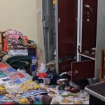 Jhansi: सीसीटीवी की वायर काट छत से घुसे बदमाश, लाखों की चोरी कर फरार