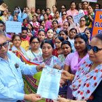 Banda: पुरानी पेंशन बहाली व अन्य मांगों को लेकर सड़क पर उतरे प्राथमिक शिक्षक