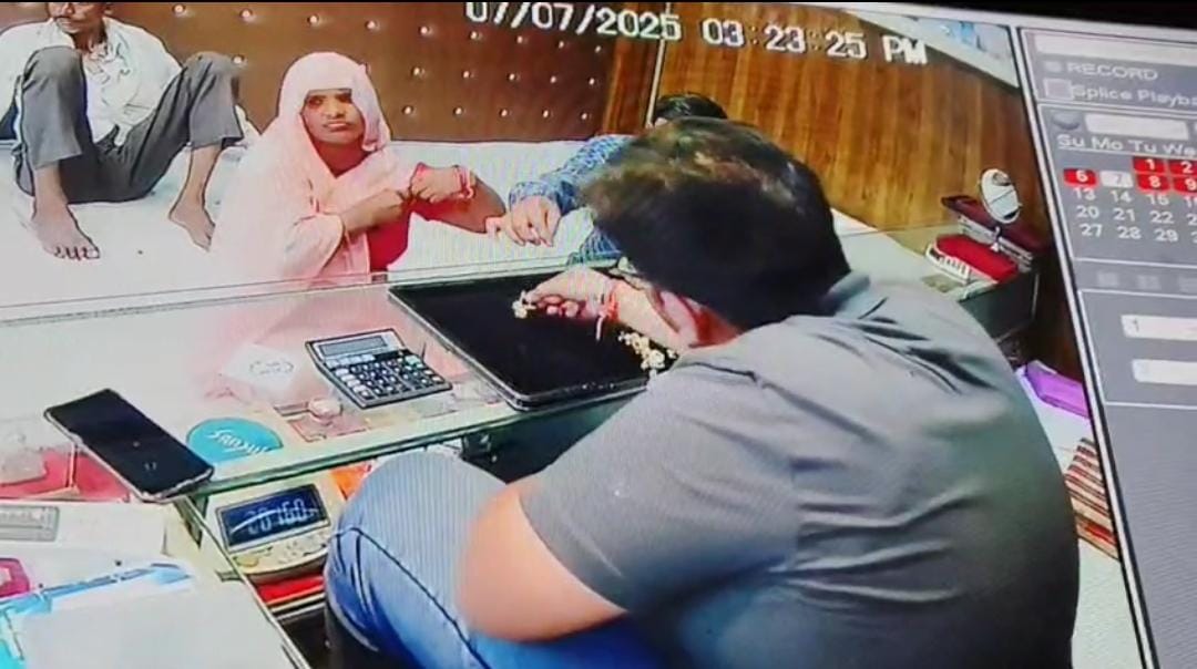 झांसी: चिरगांव में आभूषण चोरी की घटना सीसीटीवी में कैद, वीडियो हुआ सोशल मीडिया पर वायरल