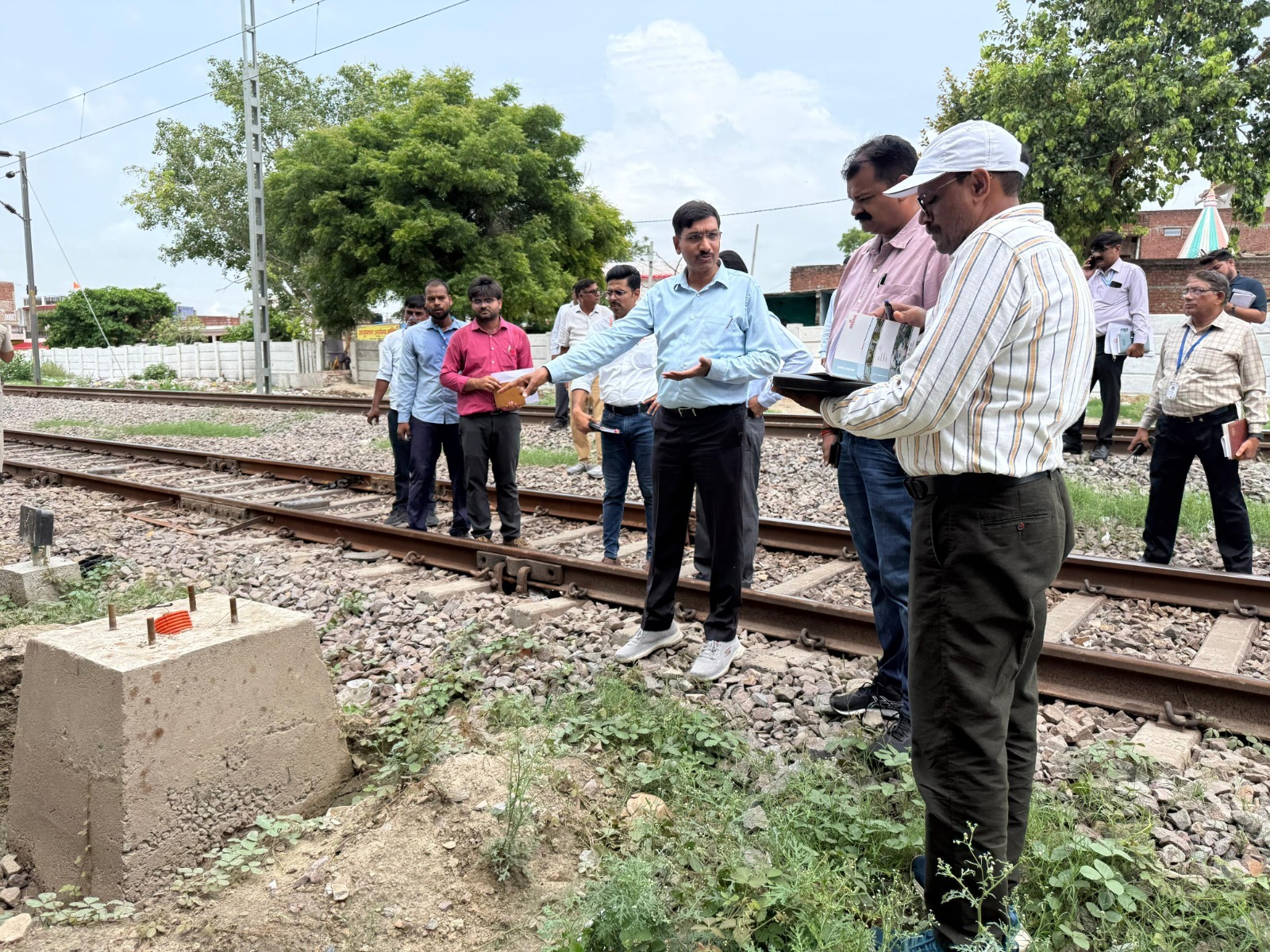 लखनऊ: वंदेभारत संचालन के लिए नवीन कोचिंग काम्प्लेक्स का डीआरएम ने किया निरीक्षण