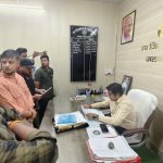 शाहजहांपुर: बिजली कटौती से परेशान ग्रामीणों ने एसडीएम को सौंपा ज्ञापन