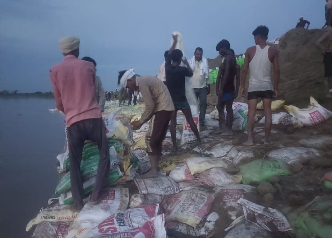 बहराइच: घाघरा नदी के सेतु तटबंध कटान रोकने का कार्य तेज़ी से जारी