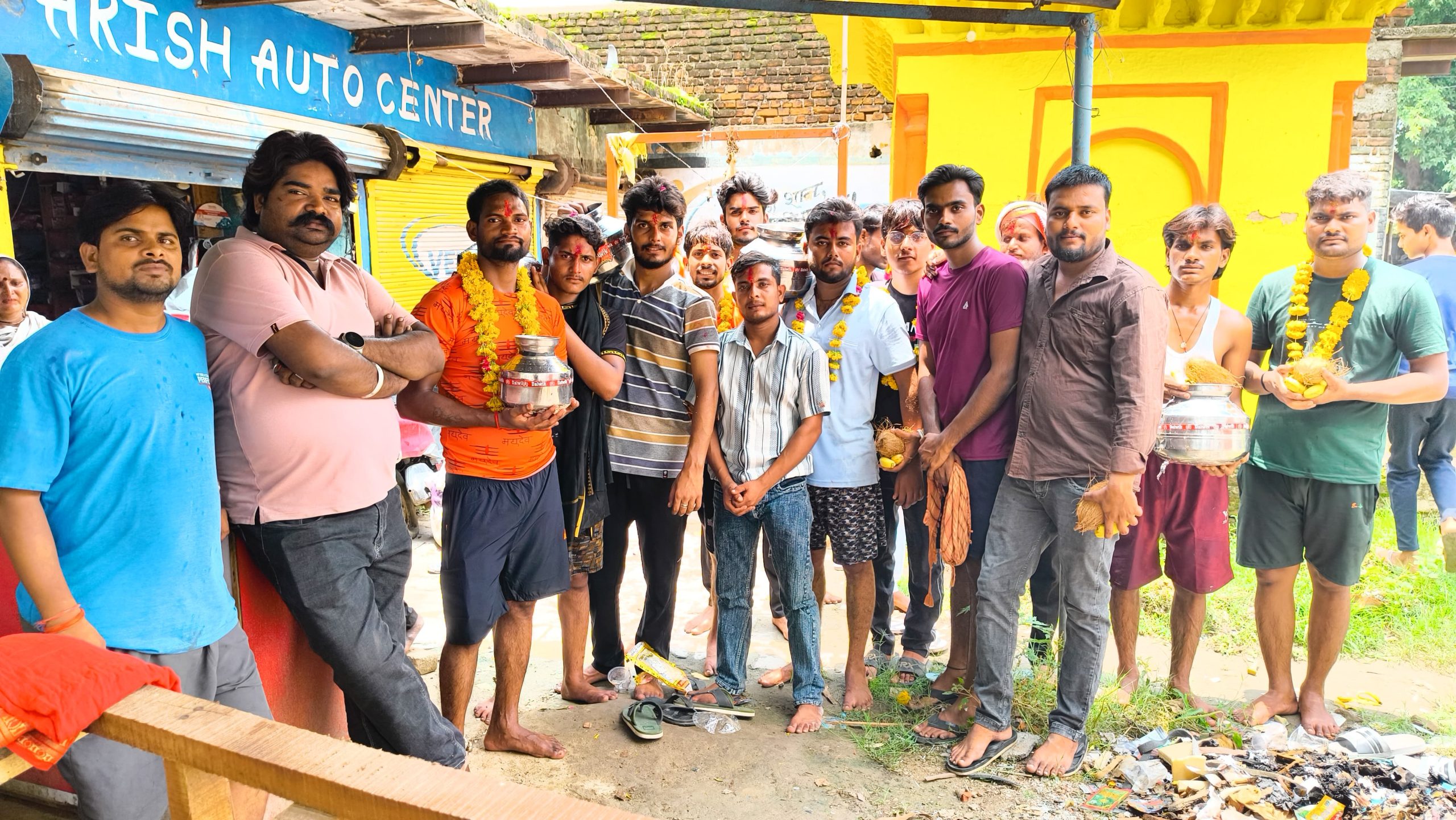 झांसी: एकता की अनूठी मिसाल: मोंठ में कांवड़ियों का मुस्लिम भाइयों ने किया स्वागत, 75 कि.मी. साथ चले